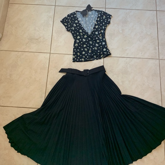 Spring v-neck crop top black with flowers - Picture 2 of 5